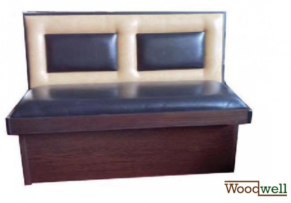 Moderne Holzsitzbank mit Sitz- und Rückenpolster