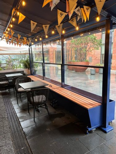 Wind protection with height-adjustable window box and bench Wind protection with height-adjustable window box and bench