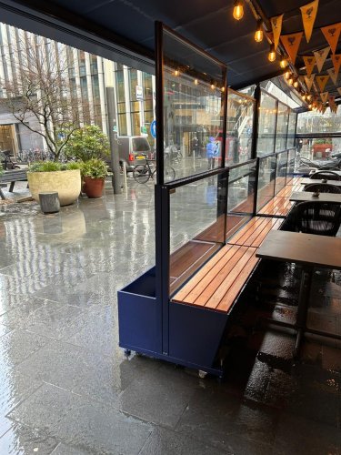 Wind protection with height-adjustable window box and bench Wind protection with height-adjustable window box and bench