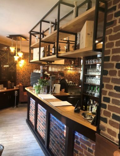 Bar Hängende Glassregale Multiplex gebeizt (Preis auf Anfrage)