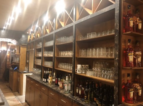 Bar Rückvitrine mit Türen und Kommode (Preis auf Anfrage)