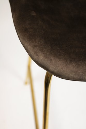 Barhocker "Judi High" aus braunem Samt und Metallgestell