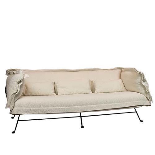 3-Sitzer Sofa "Sino" aus beigefarbenem Teddyboucle und mattschwarzem Metallrahmen