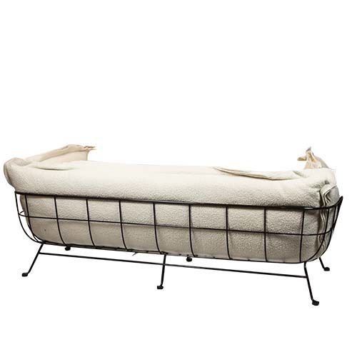 3-Sitzer Sofa "Sino" aus beigefarbenem Teddyboucle und mattschwarzem Metallrahmen