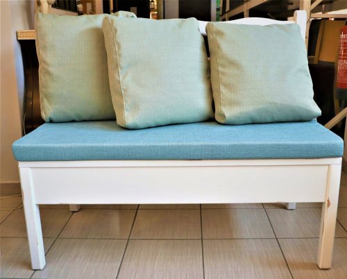 Tavernasitzbank bassano in weiß patina farbe mit hellblau kissen