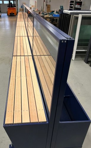 Windschutz mit Fensterbox höhenverstellbar und Sitzbank