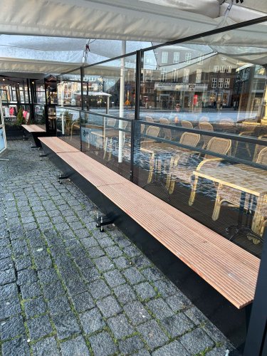 Windschutz mit Fensterbox höhenverstellbar und Sitzbank