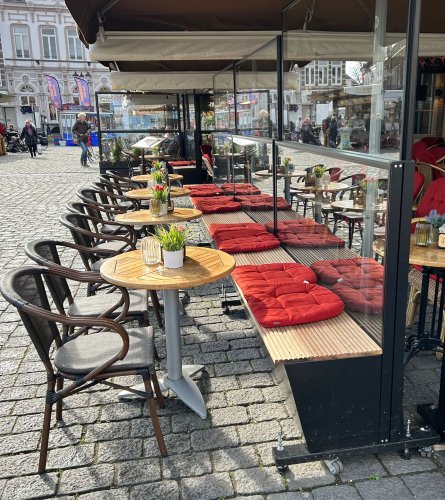 Windschutz mit Fensterbox höhenverstellbar und Sitzbank