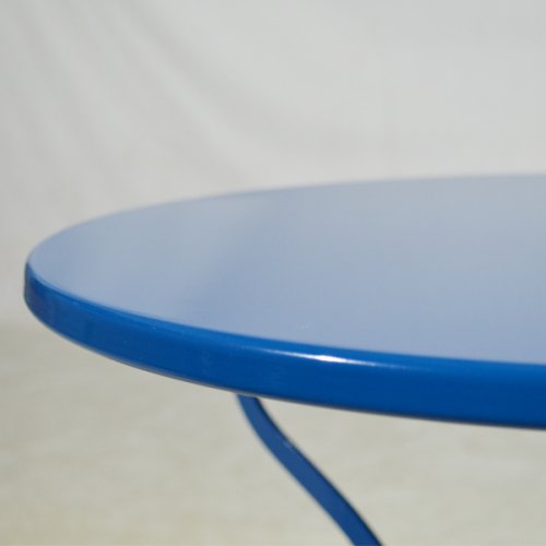 Traditioneller Metalltisch in der Farbe Blau