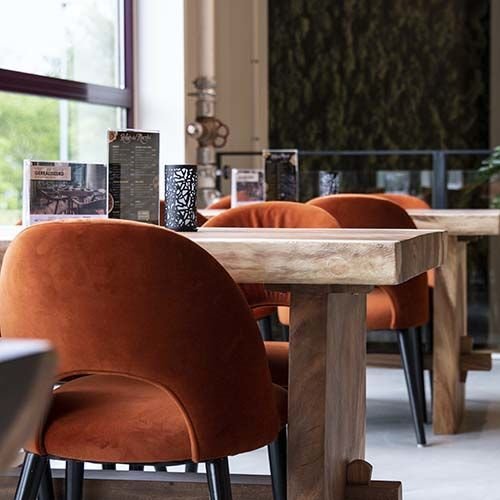 Stuhl "Jyll" aus Samt in Terracotta und Beine aus schwarzer Massiv Buche