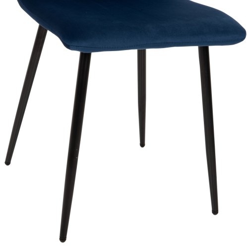 STUHL LATRELL AUS BLAU SAMT MIT SCHWARZEN METALLBEINEN 43x54x88cm