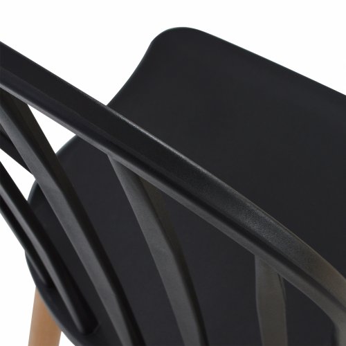 Moderner Esszimmerstuhl mit Metallbeinen aus Naturholzoberfläche, in Schwarz