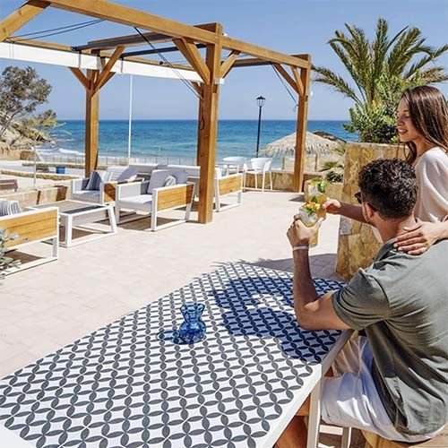 Outdoor Lounge Set "York" in weißem Aluminiumrahmen und Teakholz Elementen und weißem Polster mit 3-Sitzer Sofa