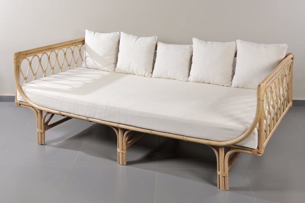 Aliki-Sofa mit natürlicher Rattan-Rückenlehne