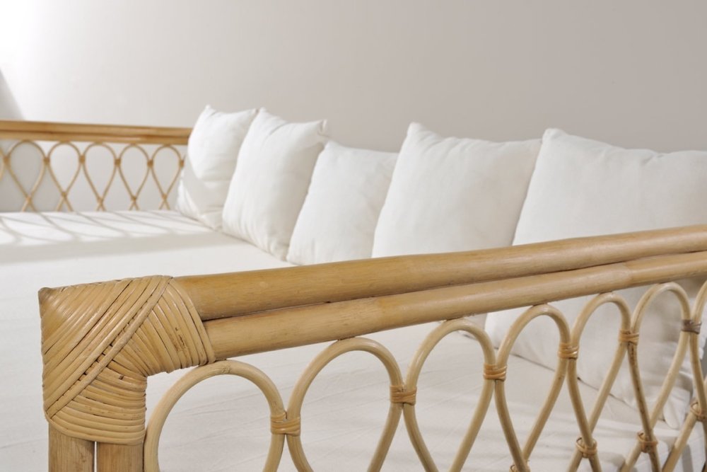 Aliki-Sofa mit natürlicher Rattan-Rückenlehne