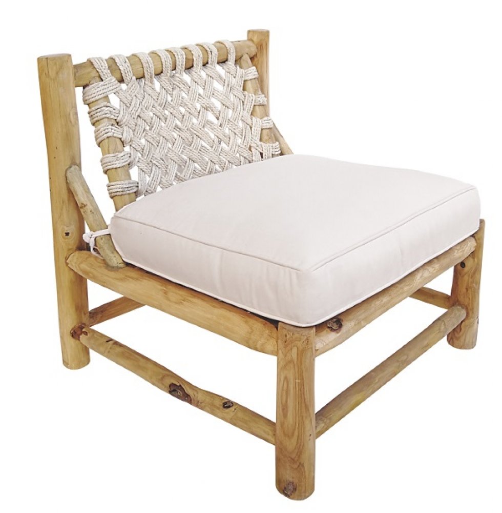 Sessel aus Teakholz mit weißem Makramee-Design auf der Rückseite.
