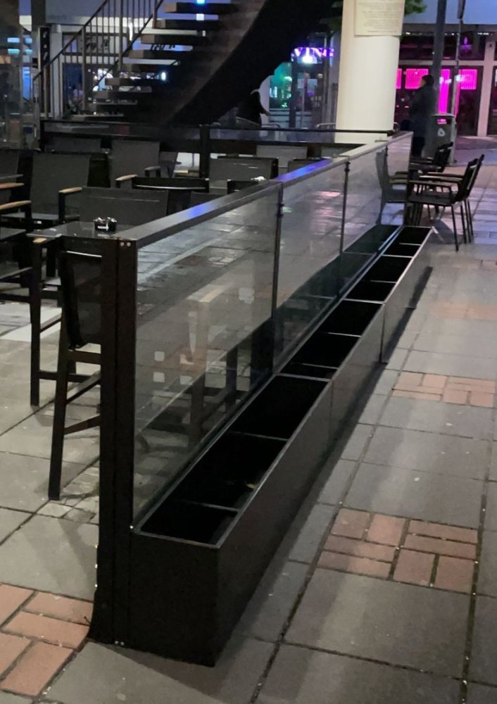 Fester Windschutz UpDown höhenverstellbar mit integriertem Blumenkasten (Eckig) 125