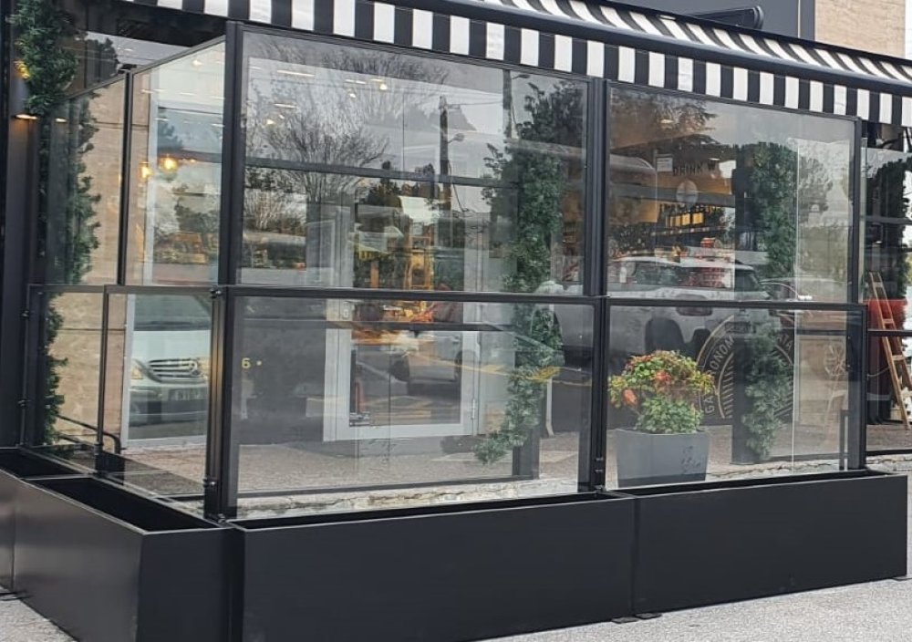 Fester Windschutz UpDown höhenverstellbar mit integriertem Blumenkasten (Eckig) 125