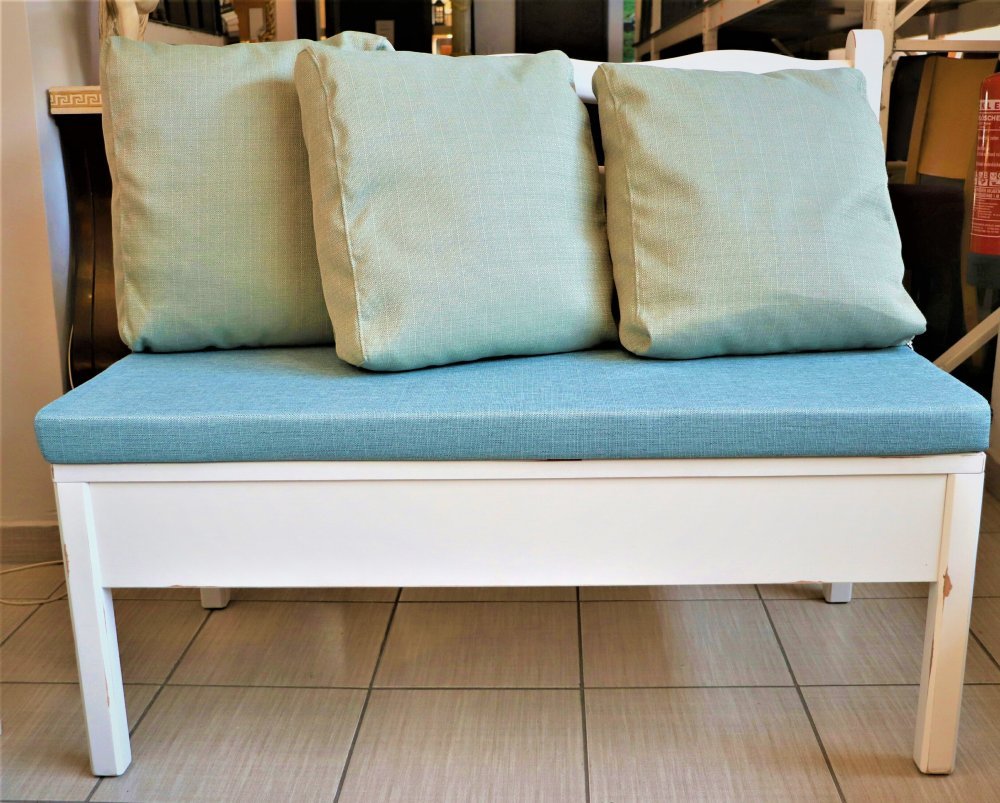 Tavernasitzbank bassano in weiß patina farbe mit hellblau kissen