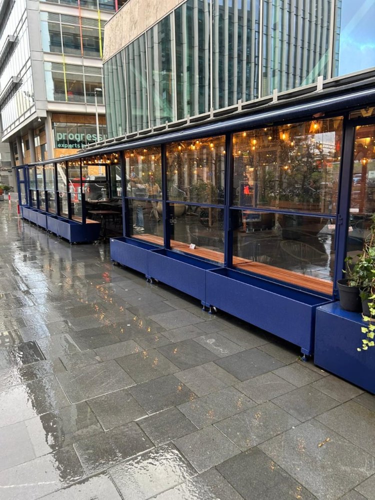 Windschutz mit Fensterbox höhenverstellbar und Sitzbank