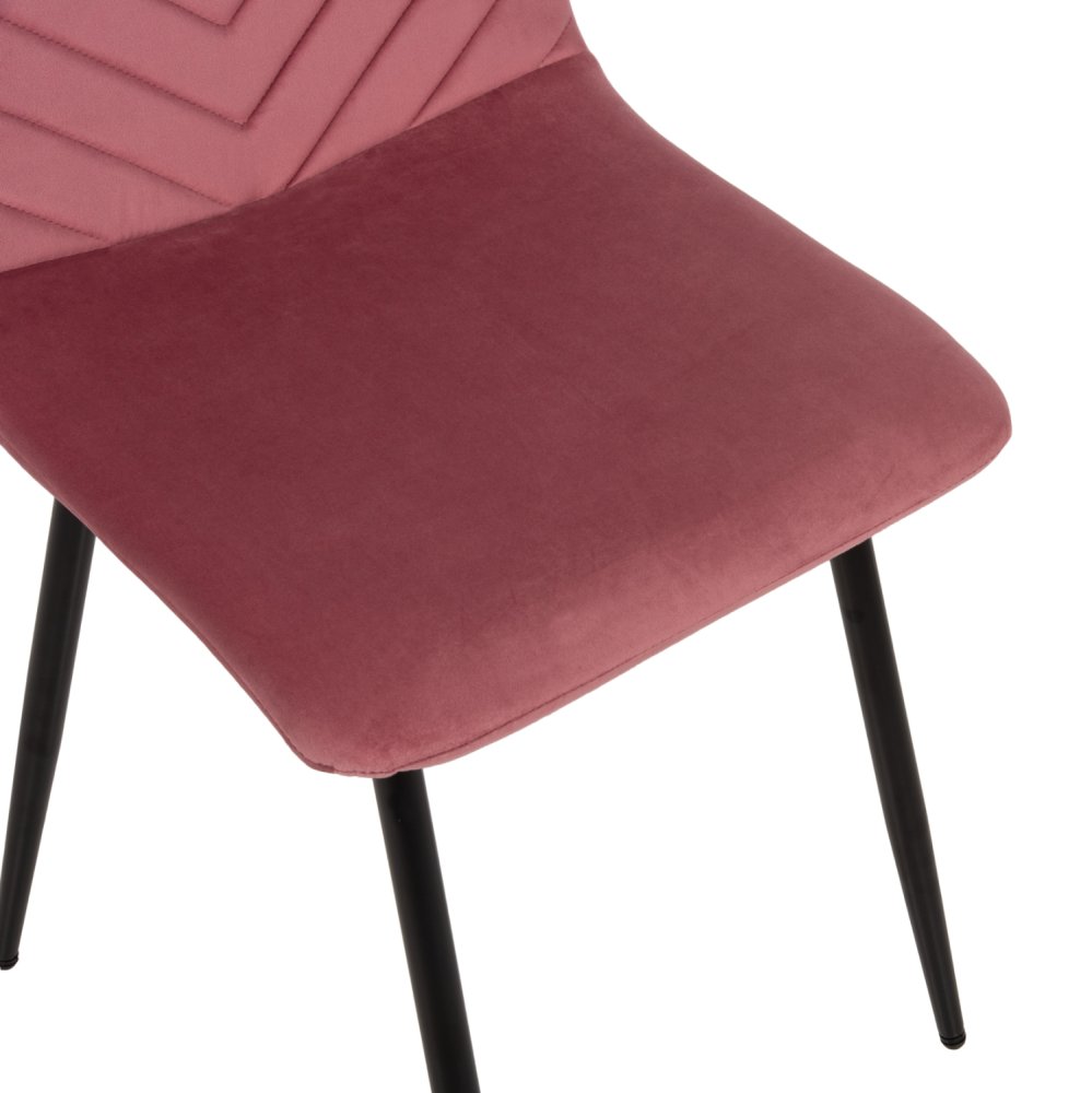 STUHL LATRELL AUS ROSE SAMT MIT SCHWARZEN METALLBEINEN 43x54x88cm