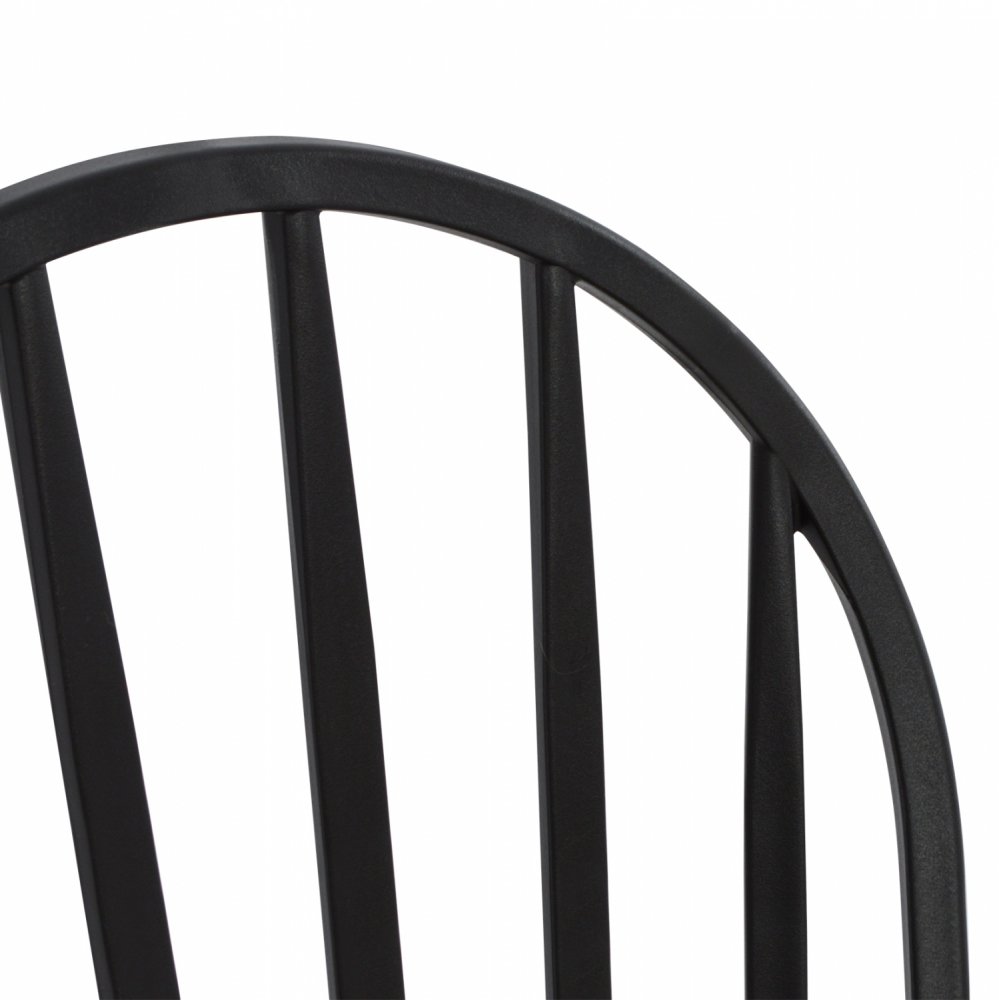 Moderner Esszimmerstuhl mit Metallbeinen aus Naturholzoberfläche, in Schwarz