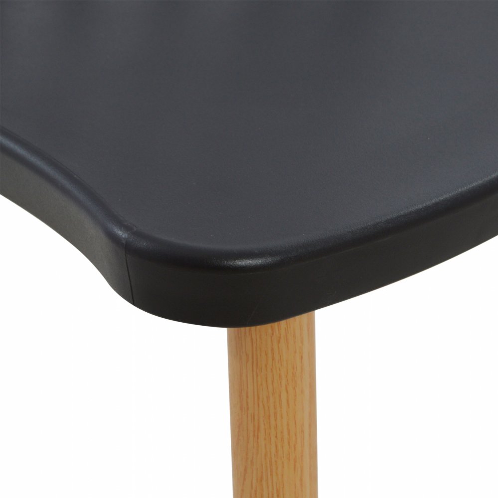Moderner Esszimmerstuhl mit Metallbeinen aus Naturholzoberfläche, in Schwarz
