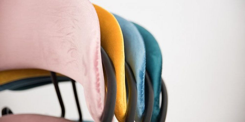 Sessel "Olivia Blush" aus pinkem Samt und Beine aus schwarzem Stahlgestell