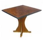 Massiver Tisch mit klassischem Design