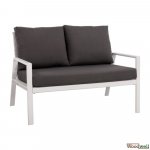 Zweisitzer-Sofa mit Aluminiumrahmen in weißem Farbton, Sitz und Rückenlehne aus Textilinstoff und Stoffkissen in grauer Farbe.