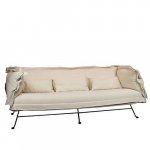 3-Sitzer Sofa "Sino" aus beigefarbenem Teddyboucle und mattschwarzem Metallrahmen