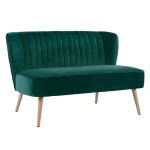 Zweisitzer ANDY Sofa mit Samtstoff in Farbe Grün und Holzbeinen in Naturton.