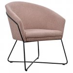 Stuhl "Moa" aus rose Boucle Polster und Beine aus schwarzem Stahlgestell