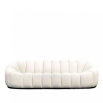 Sofa "Huxley" aus weißem Geflecht und goldenem Metallrahmen